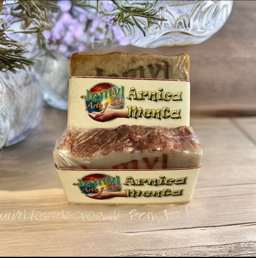 jabón artesanal de Árnica con Menta que combinan las propiedades calmantes de la arnica con la frescura estimunlante de la menta. Deja que los beneficios naturales de estos poderosos ingredientes cuiden de tu piel.