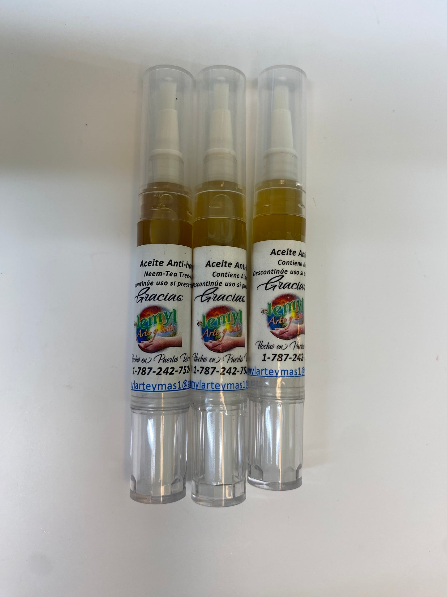 El aceite anti-hongo es una fórmula especialmente diseñada para combatir y prevenir el crecimiento de hongos en las uñas. Sus ingredientes principales son el aceite de neem y el aceite de árbol de té, ambos conocidos por sus propiedades antifúngicas naturales.