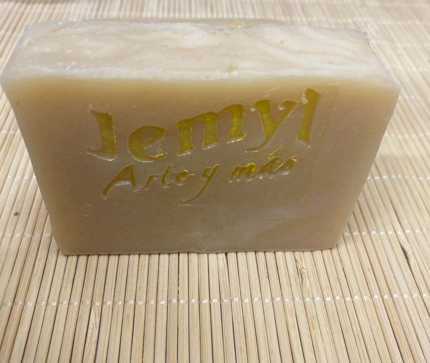 El jabon artesanal INTIMO es una opción suave y delicada diseñada específicamente para la higiene íntima Formulado con ingredientes naturales cuidadosamente seleccionados incluyendo aceite de neem aceite de árbol de té yogurt aceites esenciales y aceite de oliva, de coco de oliva que aportan hidratación y suavidad a la piel manteniéndola nutrida y protegida