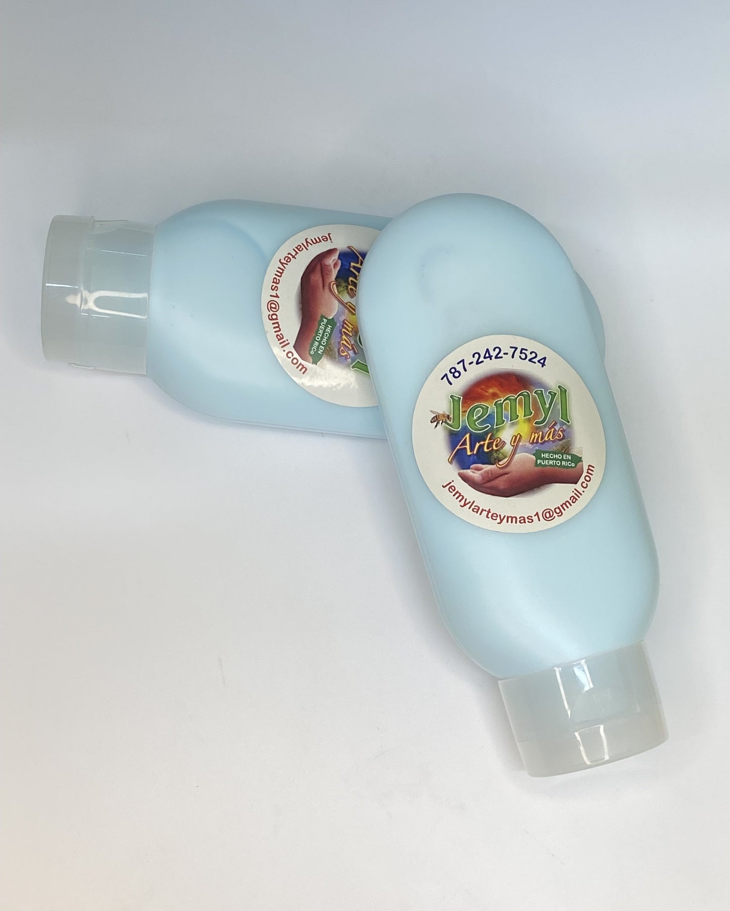 La locion (Body Lotion) para hombres es una exclusiva de Jemyl Arte y Mas. Tiene una combinación cautivadora de notas que evocan la confianza y el encanto natural. Sus notas principales de cítricos con hierbas frescas. Con toques cálidos de madera y ámbar. Crea una experiencia única que refleja fuerza y elegancia.