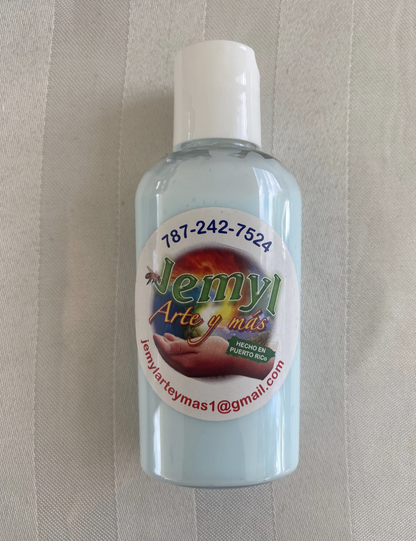 La locion (Body Lotion) para hombres es una exclusiva de Jemyl Arte y Mas. Tiene una combinación cautivadora de notas que evocan la confianza y el encanto natural. Sus notas principales de cítricos con hierbas frescas. Con toques cálidos de madera y ámbar.