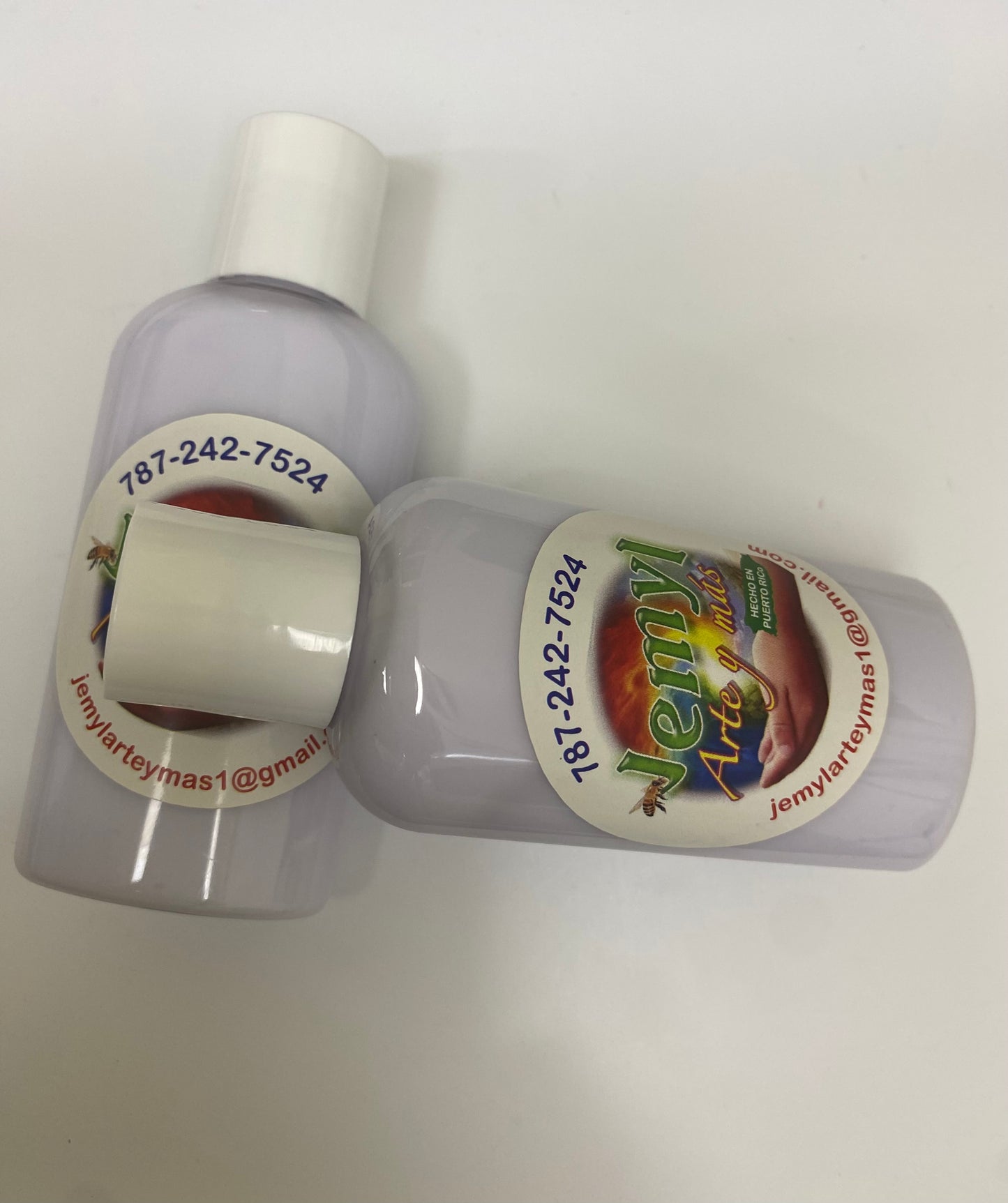 La loción de lavanda te permite sumergirte en la tranquilidad y el frescor de lavanda enriquecida con el poderoso aceite esencial de Lavanda, sabila, aceite de arroz y vitamina E. Esta exquisita mezcla está diseñada para brindarte una experiencia relajante y rejuvenecedora. Las propiedades de nuestra loción incluyen calma y relajación, ya que el aceite esencial de Lavanda es conocido por sus cualidades relajantes.