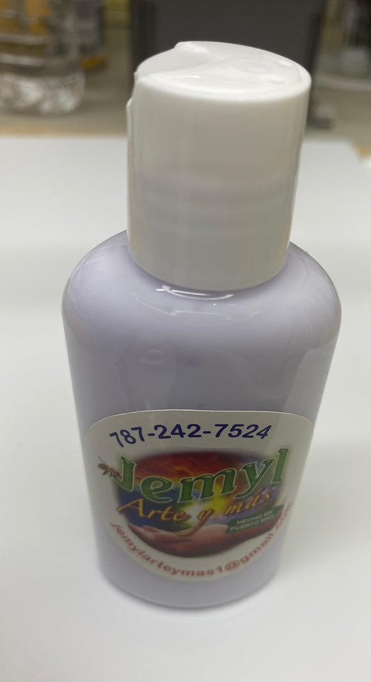 La loción de lavanda te permite sumergirte en la tranquilidad y el frescor de lavanda  enriquecida con el poderoso aceite esencial de Lavanda, sabila, aceite de arroz y vitamina E.  Esta exquisita mezcla está diseñada para brindarte una experiencia relajante y rejuvenecedora.  Las propiedades de nuestra loción incluyen calma y relajación, ya que el aceite esencial de Lavanda es conocido por sus cualidades relajantes.