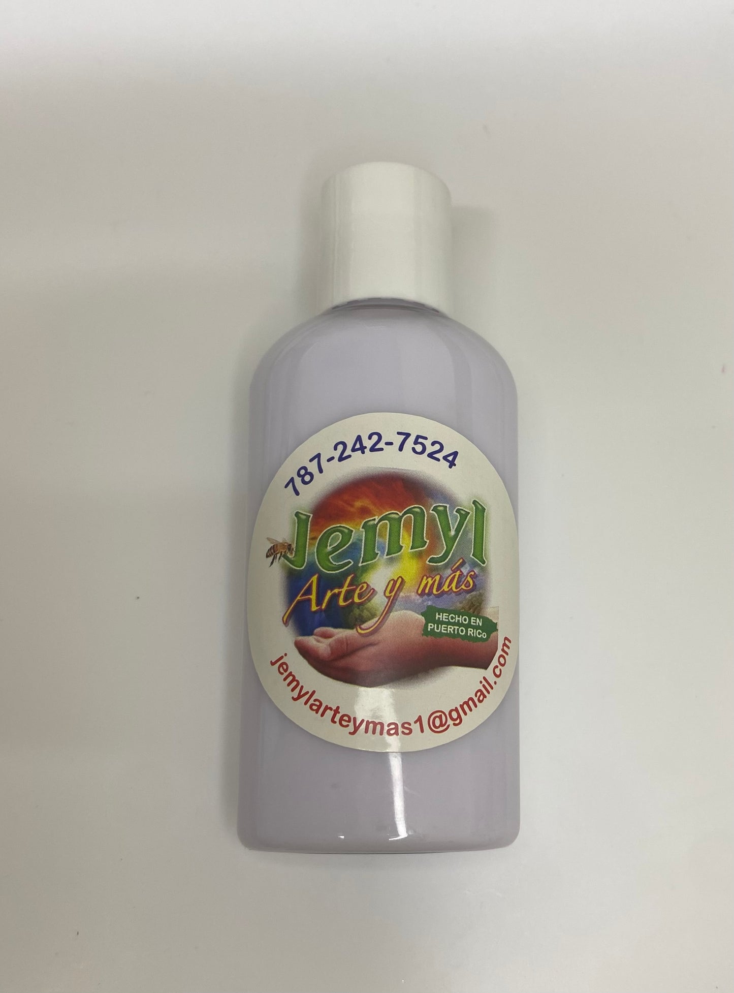 La loción artesanal de lavanda te permite sumergirte en la tranquilidad y el frescor de lavanda enriquecida con el poderoso aceite esencial de Lavanda, sabila, aceite de arroz y vitamina E. Esta exquisita mezcla está diseñada para brindarte una experiencia relajante y rejuvenecedora. Las propiedades de nuestra loción incluyen calma y relajación, ya que el aceite esencial de Lavanda es conocido por sus cualidades relajantes.
