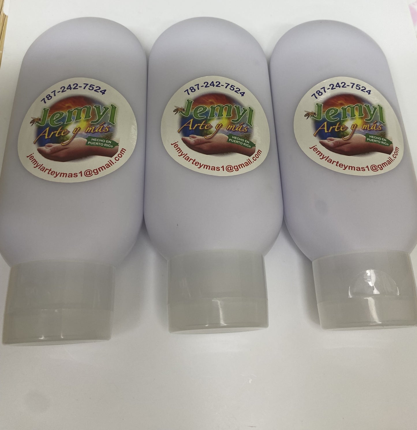 La loción de lavanda te permite sumergirte en la tranquilidad y el frescor de lavanda  enriquecida con el poderoso aceite esencial de Lavanda, sabila, aceite de arroz y vitamina E.  Esta exquisita mezcla está diseñada para brindarte una experiencia relajante y rejuvenecedora.