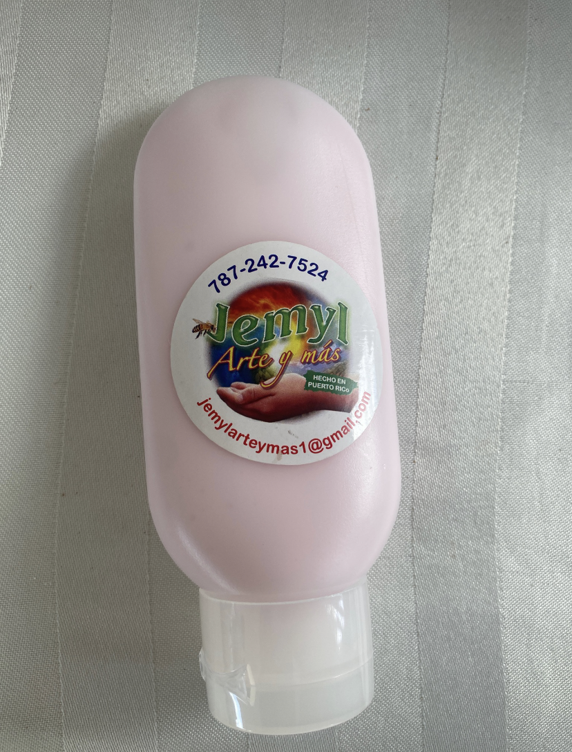 La Locion Love Love, no solo presenta la rica hidratación del Shea Butter (karité), sino que también está enriquecida con vitamina E, aceite de arroz y sábila.